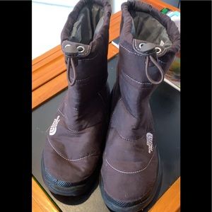 SOLD the North face snow boots